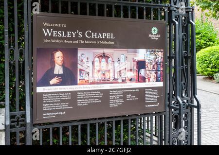 Suivez les panneaux indiquant Wesley's Chapel, John Wesley's House et le musée du méthodisme de City Road, Londres. Banque D'Images