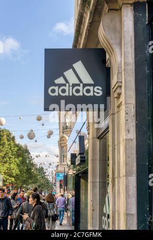 Signe Adidas dans Oxford Street, Londres. Banque D'Images