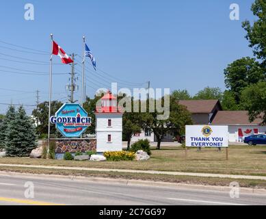 Bienvenue à Goderich Sign Ontario Canada présente le phare historique du lac Huron Goderich a élu le Lions Club la plus jolie ville du Canada Banque D'Images