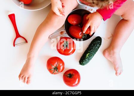 Un Bebe Pieds Nus Joue Aux Tomates Rouges Pitiches Et Frotte Son Jus Photo Stock Alamy