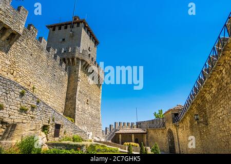 Saint-Marin, Guaita, premier des trois sommets qui surplombe la ville Banque D'Images