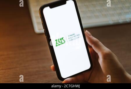 Logo ZUS sur l'écran du smartphone en cours Banque D'Images