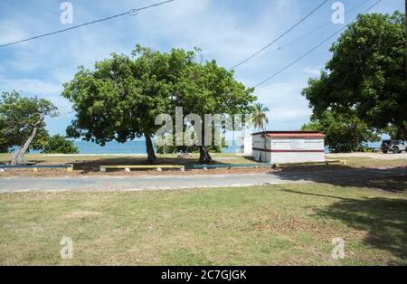 Christiansted, St. Croix, USVI-septembre 20,2019 : cabane de sauveteur à la plage du parc Cramer avec la mer des Caraïbes sur Sainte-Croix dans l'USVI. Banque D'Images