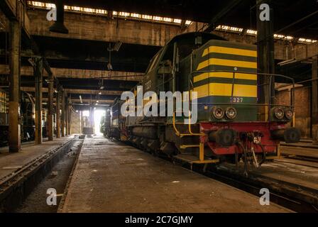 Photo intérieure d'un ancien entrepôt abandonné avec de vieux trains stocké à l'intérieur Banque D'Images