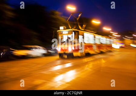 Un tramway est visible sur le pont Liben à Prague, République tchèque, le 13 juin 2011. (CTK photo/Rene Fluger) Banque D'Images