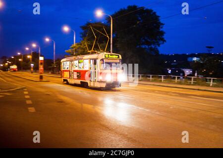 Un tramway est visible sur le pont Liben à Prague, République tchèque, le 13 juin 2011. (CTK photo/Rene Fluger) Banque D'Images