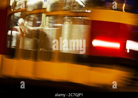 Un tramway est visible sur le pont Liben à Prague, République tchèque, le 13 juin 2011. (CTK photo/Rene Fluger) Banque D'Images