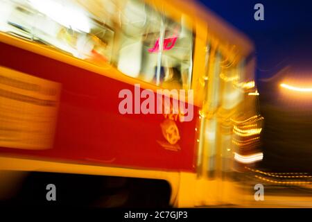 Un tramway est visible sur le pont Liben à Prague, République tchèque, le 13 juin 2011. (CTK photo/Rene Fluger) Banque D'Images