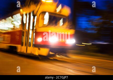 Un tramway est visible sur le pont Liben à Prague, République tchèque, le 13 juin 2011. (CTK photo/Rene Fluger) Banque D'Images