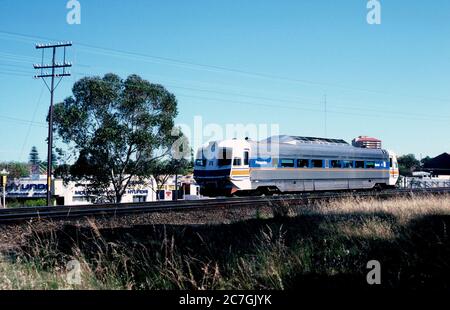 Train diesel Westrail Prospector à Perth, Australie occidentale. 1987. Banque D'Images