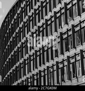 Vue en niveaux de gris d'un appartement avec fenêtres ouvertes Banque D'Images