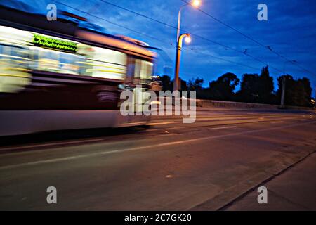 Un tramway est visible sur le pont Liben à Prague, République tchèque, le 13 juin 2011. (Photo CTK/Josef Horazny) Banque D'Images