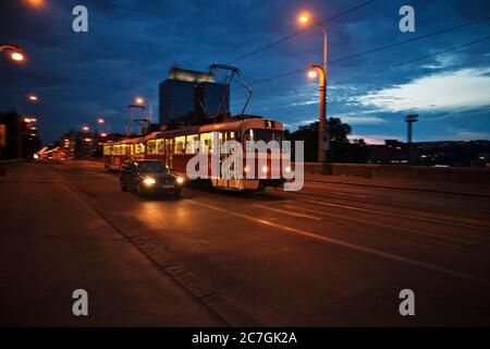 Un tramway est visible sur le pont Liben à Prague, République tchèque, le 13 juin 2011. (Photo CTK/Josef Horazny) Banque D'Images