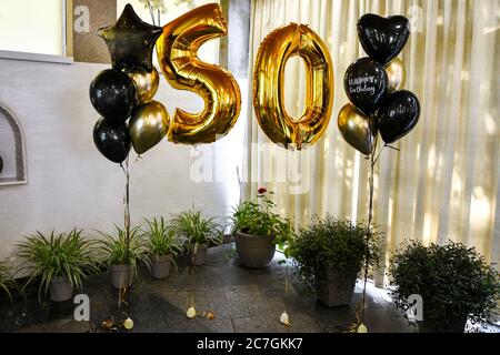 Boules gonflables en or sous la forme d'une figure 50, fête anniversaire. Ballons de fête du 50e anniversaire en or Banque D'Images