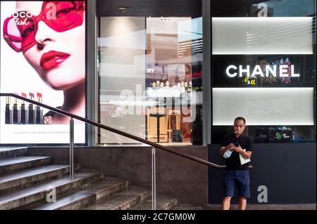 Hong Kong, Chine. 17 juillet 2020. Un piéton se tient devant un magasin de la marque française Chanel, une multinationale de vêtements et de produits de beauté, vu à Hong Kong. Crédit : SOPA Images Limited/Alamy Live News Banque D'Images