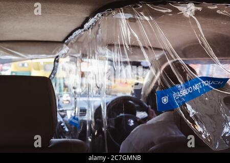 Bangalore, Inde - 08 juin 2020. Panneau de sécurité à l'intérieur du taxi pour la distance sociale, Inde, Bengaluru Banque D'Images