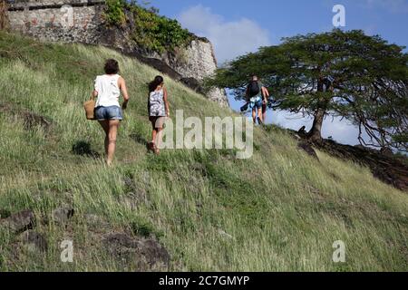 Fort George Grenade touristes marchant vers Shade Tree Banque D'Images