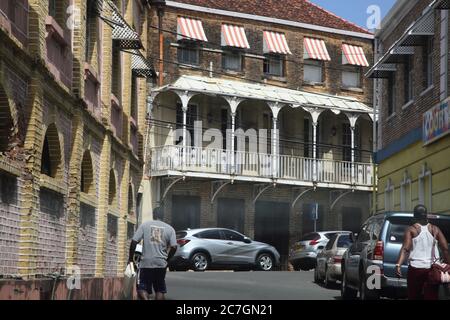 Bâtiment ancien de la Grenade de St George avec balcon Banque D'Images