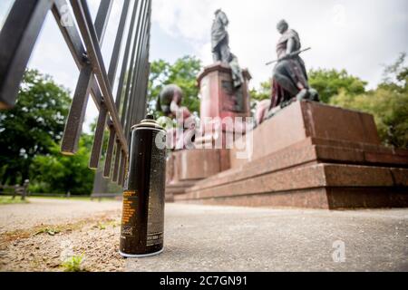 Berlin, Allemagne. 17 juillet 2020. Un pulvérisateur est posé au monument national de Bismarck à Berlin, qui est enduit de peinture. Credit: Christoph Soeder/dpa/Alay Live News Banque D'Images