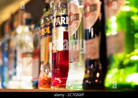 Bouteille de Martini et autres boissons alcoolisées dans la clayette du bar Banque D'Images