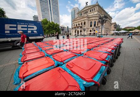 17 juillet 2020, Hessen, Francfort-sur-le-main: Des dizaines de poubelles sont debout sur la place devant l'Alte Oper dans l'après-midi comme réaction du département municipal de l'environnement à la quantité de déchets dans les lieux publics, qui a augmenté depuis le début de la pandémie de corona. Ce week-end, 400 tonnes seront placées sur ce site de la fête en plein air de Francfort. Photo: Frank Rumpenhorst/dpa Banque D'Images