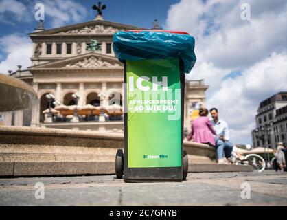 17 juillet 2020, Hessen, Francfort-sur-le-main: Une poubelle avec l'inscription 'ICH bin ein Schluckspecht - so wie du' (je suis un non-brillant - comme vous) se tient dans l'après-midi sur la place devant l'Alte Oper (en arrière-plan) comme réaction du service municipal de l'environnement à la quantité de déchets dans les lieux publics, qui a augmenté depuis le début de la pandémie de corona. Ce week-end, 400 tonnes seront présentes sur ce site de la fête en plein air de Francfort. Photo: Frank Rumpenhorst/dpa Banque D'Images