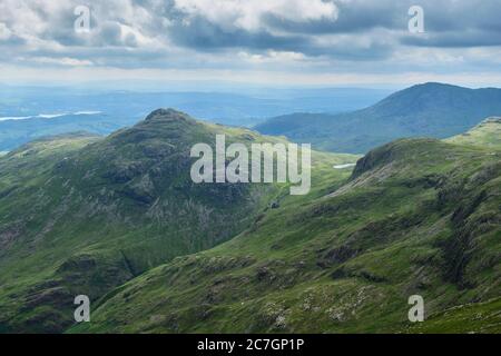 Pike O'Blisco vu de Crags de Crinkle, près de Langdale, Lake District, Cumbria Banque D'Images