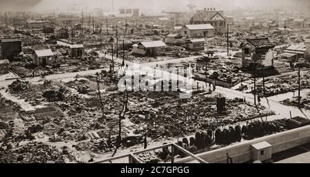 Le bombardement de Nagaoka, au Japon, a eu lieu dans la nuit du 1er août 1945, dans le cadre de la campagne de bombardement stratégique menée par les États-Unis contre des cibles militaires et civiles et des centres de population durant les phases de clôture de la Seconde Guerre mondiale Entre 65 et 80 pour cent de la zone urbaine de Nagaoka a été détruite pendant les bombardements. Banque D'Images