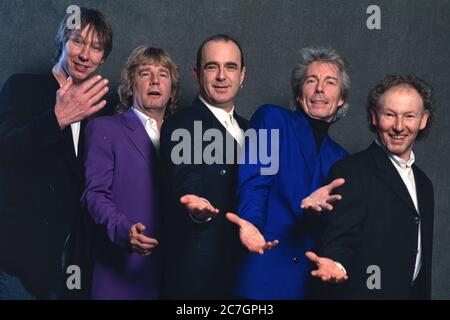 EXCLUSIF - 01.02.1997, Kiel, le groupe de rock britannique Status quo avec les membres John Victor 'Rhino' Edwards (basse) (lr), Rick Parfitt (guitare et chant), Francis Rossi (guitare et chant), Andy Bown (clavier, guitare et chant) Et Jeff Rich (batterie) - portrait de studio en coulisses au prix R.SH Gold en 1997 à l'Ostseehalle de Kiel. | utilisation dans le monde entier Banque D'Images