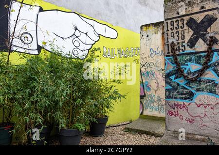 Sections du mur de Berlin dans la cour de l'historique Ballhaus Berlin à la chaussée 102, Mitte, Berlin Banque D'Images