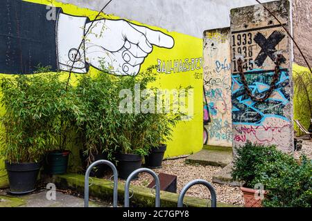 Sections du mur de Berlin dans la cour de l'historique Ballhaus Berlin à la chaussée 102, Mitte, Berlin Banque D'Images