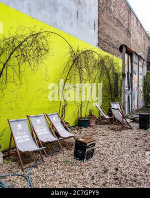 Chaises longues et sections du mur de Berlin dans la cour de l'historique Ballhaus Berlin à la chaussée 102, Mitte, Berlin Banque D'Images