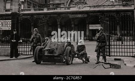 Après la bataille de France pendant la Seconde Guerre mondiale et la chute de Paris, les troupes allemandes gardent la gare de l'et. Banque D'Images