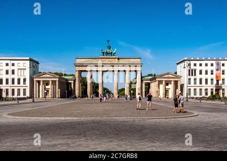 Porte de Brandebourg de Berlin, Brandenburger Tor - arc de triomphe néoclassique avec peu de touristes sur la place pendant l'épidémie du coronavirus Banque D'Images