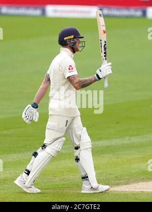 Ben Stokes, en Angleterre, célèbre ses 150 ans lors du deuxième jour du deuxième Test à Emirates Old Trafford, Manchester. Banque D'Images