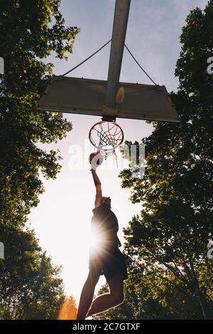 joueur de basket-ball dounking Banque D'Images