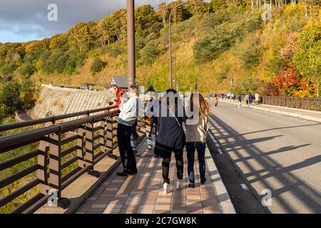 Touristes visitant le pont Jogakura Ohashi pendant la saison des feuillages d'automne. Parc national de Towada hachimantai. Préfecture d'Aomori, Japon Banque D'Images