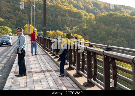 Touristes visitant le pont Jogakura Ohashi pendant la saison des feuillages d'automne. Parc national de Towada hachimantai. Préfecture d'Aomori, Japon Banque D'Images