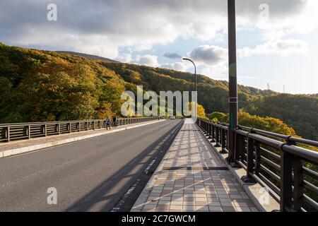 Touristes visitant le pont Jogakura Ohashi pendant la saison des feuillages d'automne. Parc national de Towada hachimantai. Préfecture d'Aomori, Japon Banque D'Images