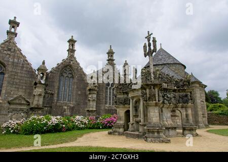 La paroisse historique de Guimiliau ferme l'église en Bretagne France Banque D'Images