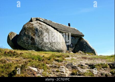 'Casa do Penedo' également connu sous le nom de 'la maison Fafe Hobbit' ou 'la maison Fafe Flinstones' à Fafe, au nord du Portugal Banque D'Images