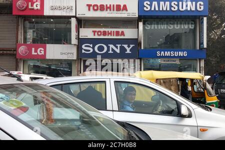 Delhi, Inde - LG, SONY, TOSHIBA, et SAMSUNG Electronics magasins côte à côte. Embouteillage à Delhi, capitale de l'Inde. Banque D'Images