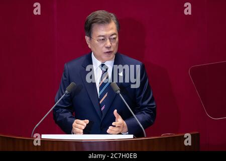 Séoul, Corée du Sud. 16 juillet 2020. Moon Jae-in, président de la Corée du Sud, s'exprime lors de la cérémonie d'ouverture de la 21e Assemblée nationale à l'Assemblée nationale de Séoul, en Corée du Sud, le jeudi 16 juillet 2020. Moon a déclaré qu'il promet d'utiliser toutes les mesures nécessaires pour stabiliser les prix de l'immobilier dans un contexte de liquidité abondante et de taux d'intérêt bas. (Photo par: SeongJoon Cho/Pool/Sipa USA) crédit: SIPA USA/Alay Live News Banque D'Images