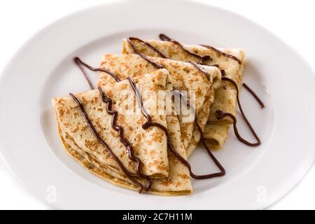 Crêpes sucrées au chocolat isolées sur fond blanc Banque D'Images