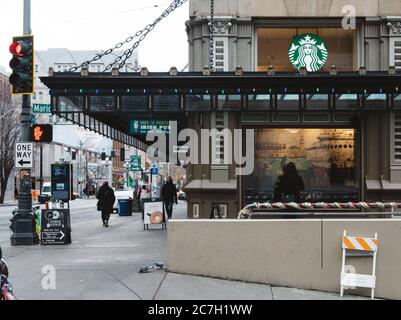 Seattle, Washington, États-Unis d'Amérique - café Starbucks dans le centre-ville de Seattle, centre mondial de torréfaction de café. Banque D'Images