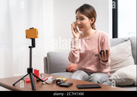 Femme asiatique blogger live de vapeur vidéo de maquillage cosmétique à la maison influenceur en ligne sur le concept de médias sociaux Banque D'Images