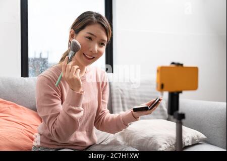Femme asiatique blogger live de vapeur vidéo de maquillage cosmétique à la maison influenceur en ligne sur le concept de médias sociaux Banque D'Images