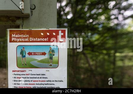 Andover, ma/USA-14 juillet 2020: Signe de distanciation sociale pendant la pandémie de Covid-19 ou de Cornavirus Banque D'Images