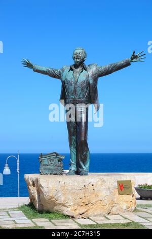 Polignano a Mare, Italie - 15 août 2014 : statue du chanteur et compositeur italien Domenico Modugno célèbre pour la chanson Volare est né à Poligna Banque D'Images