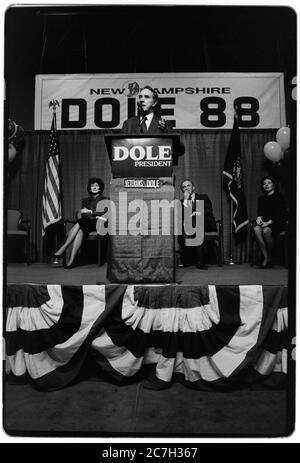 CAMPAGNE électorale PRÉSIDENTIELLE AMÉRICAINE 1988 Bob Dole candidat républicain sur la piste de campagne pendant les primaires du New Hampshire en février 1988 Robert Joseph Dole (né le 22 juillet 1923) est un politicien américain à la retraite, Homme d'État[3] et avocat représentant le Kansas à la Chambre des représentants des États-Unis de 1961 à 1969 et au Sénat des États-Unis de 1969 à 1996, en qualité de leader républicain du Sénat des États-Unis de 1985 à 1996. Il a été le candidat républicain à l'élection présidentielle de 1996 et le vice-président du parti à l'élection de 1976. Banque D'Images